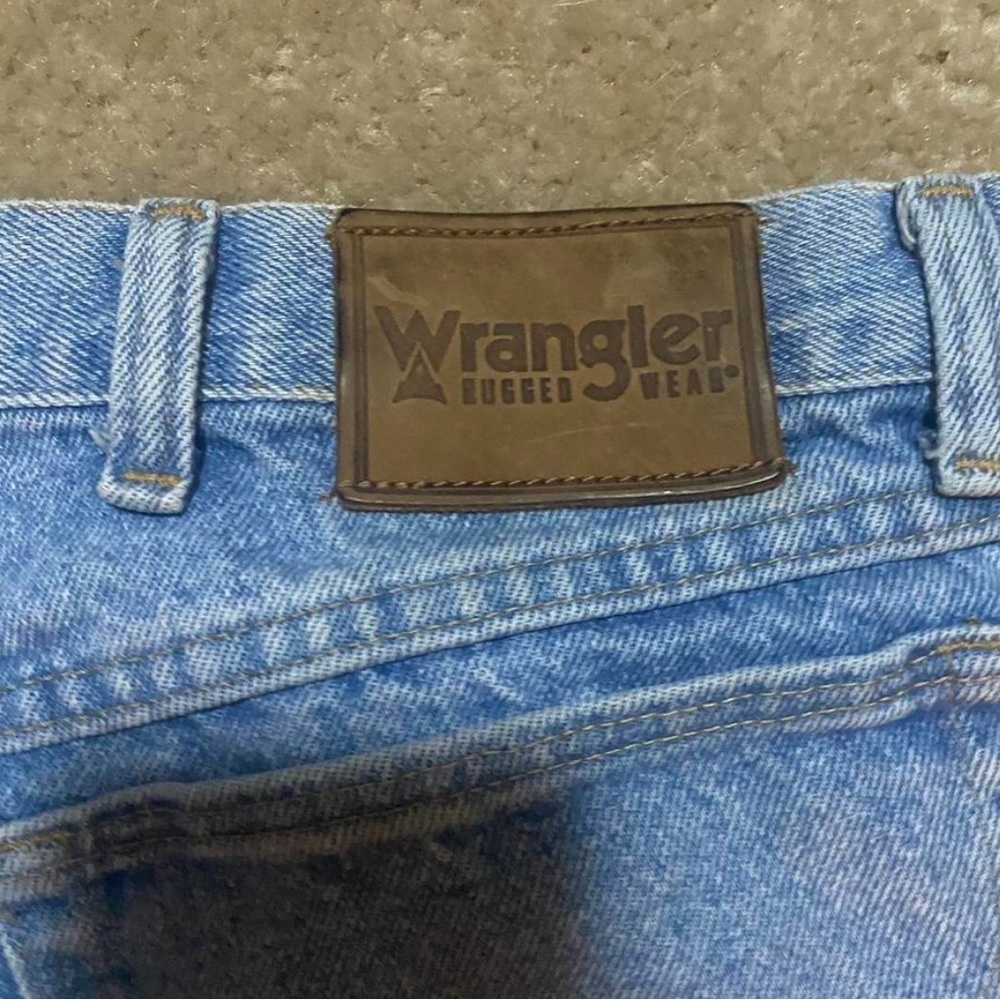 Wrangler Light Blue Relaxed Men's Jeans - Picture 3 of 4